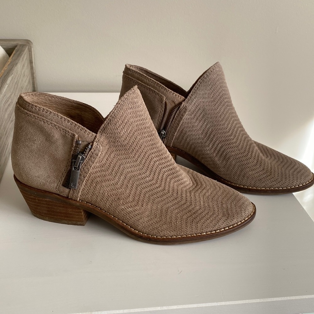 Beautiful detail Lucky Brand ankle boots with zip details.